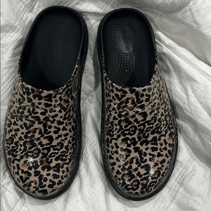 OOFOS leopard clogs